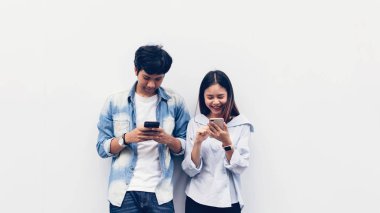 Arkadaşlar smartphone, serbest zaman sırasında kullanarak. Telefonu kullanarak kavramı günlük yaşamda esastır.