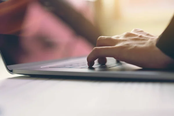 Γυναίκα Χέρι Πιέζει Πληκτρολόγιο Του Υπολογιστή Κάνουν Την Εργασία Ευκολότερη — Φωτογραφία Αρχείου