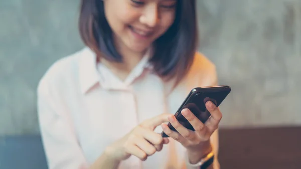 Woman Holding Smartphone Mock Blank Screen Using Cell Phone Cafe — Stock Photo, Image