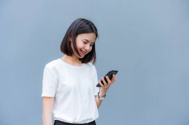 Boş zamanlarında akıllı telefon kullanan bir kadın. Telefonu kullanma konsepti günlük hayatta gereklidir..