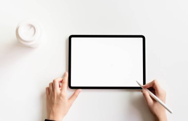 Tablet ekranı boş kullanan bir kadın ürünlerinizi tanıtmak için masayı taklit ediyor. Bilgiye kolay erişim için gelecek kavramı ve eğilim interneti.