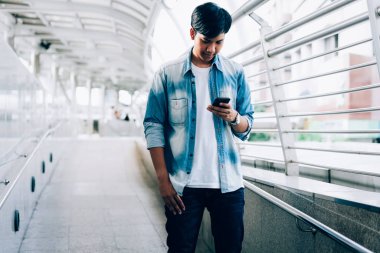 Bir smartphone tutan adam. cep telefonu üzerinde yaşam biçimi kullanarak. İletişim kavramı için teknoloji.