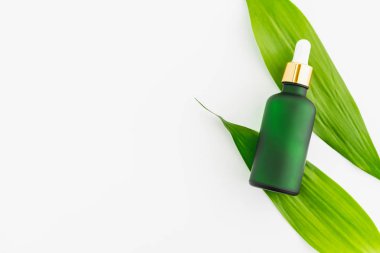 Beyaz serum şişe ve krem kavanoz, Güzellik ürün markası mockup. Beyaz arka planda üst görünüm.