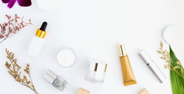 Beyaz serum şişe ve krem kavanoz, Güzellik ürün markası mockup. Beyaz arka planda üst görünüm.