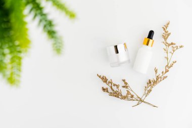 Beyaz serum şişe ve krem kavanoz, Güzellik ürün markası mockup. Beyaz arka planda üst görünüm.