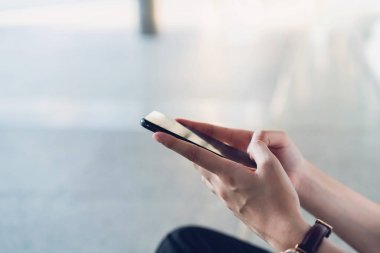 Boş zamanlarında akıllı telefon kullanan bir kadın. Telefonu kullanma konsepti günlük hayatta gereklidir..