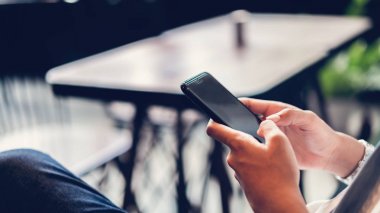 Smartphone, serbest zaman sırasında kullanan adam. Telefonu kullanarak kavramı günlük yaşamda esastır.