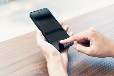 Smartphone, serbest zaman sırasında kullanan adam. Telefonu kullanarak kavramı günlük yaşamda esastır.