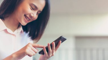 bir akıllı telefon, boş ekran, sahte tutan kadın. cep telefonu üzerinde kafe kullanarak. İletişim kavramı için teknoloji.