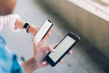 kadın ve erkek bir akıllı telefon tutarak boş ekran alay. cep telefonu üzerinde yaşam biçimi kullanarak. İletişim kavramı için teknoloji.