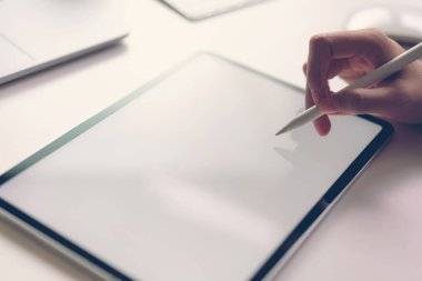 Kadın el tableti masanın üzerinde kullanıyorsunuz. Senin ekran reklam koymak için almak.