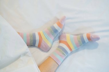 Kadın bacaklar çorap renkleri alternatif, beyaz kumaş zemin üzerinde yan stand.