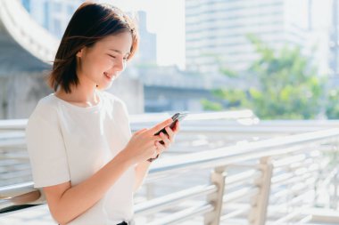 Boş zamanlarında akıllı telefon kullanan bir kadın. Telefonu kullanma konsepti günlük hayatta gereklidir..