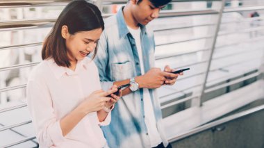 Kadın ve erkek akıllı telefon tutuyor. Yaşam tarzında cep telefonu kullanmak. İletişim kavramı teknolojisi.