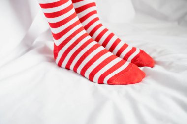 Kadın bacaklar çorap renkleri alternatif, beyaz kumaş zemin üzerinde yan stand.