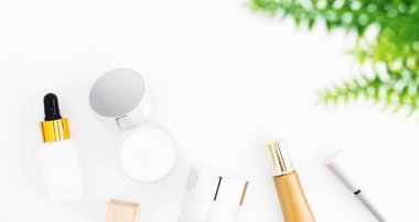 Beyaz serum şişe ve krem kavanoz, Güzellik ürün markası mockup. Beyaz arka planda üst görünüm.