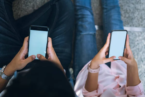 여자와 남자는 스마트폰 들고의 화면을 비웃는 라이프 스타일에 전화를 개념에 — 스톡 사진