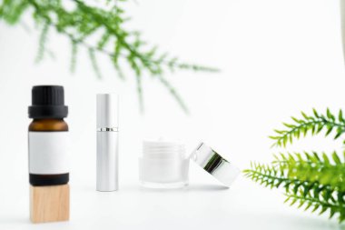Beyaz serum şişe ve krem kavanoz, Güzellik ürün markası mockup. Beyaz arka planda üst görünüm.