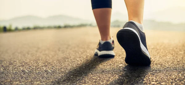Koşucuların Ayakkabıları Başlangıç Noktasından Ayrılmaya Hazırdır Koşu Egzersiz Spor Sağlıklı — Stok fotoğraf