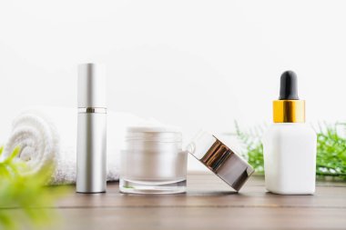 Beyaz serum şişe ve krem kavanoz, Güzellik ürün markası mockup. Beyaz arka planda üst görünüm.