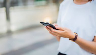 Siyah Smartphone kullanarak kadın el. Telefon kullanma kavramı günlük yaşamda esastır.