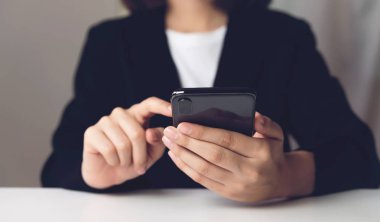 Akıllı telefon kullanan bir kadın. Telefonu kullanma konsepti günlük hayatta gereklidir..