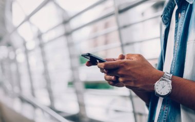 Bir smartphone tutan adam. cep telefonu üzerinde yaşam biçimi kullanarak. İletişim kavramı için teknoloji.
