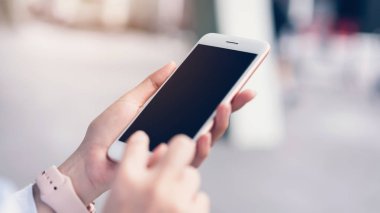 Boş zamanlarında akıllı telefon kullanan bir kadın. Telefonu kullanma konsepti günlük hayatta gereklidir..