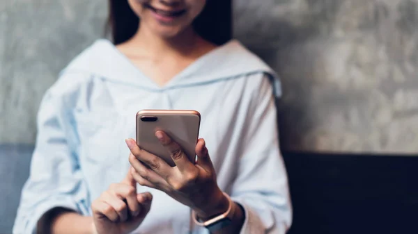 Glimlachend Van Aziatische Vrouw Met Behulp Van Smartphone Texting Het — Stockfoto