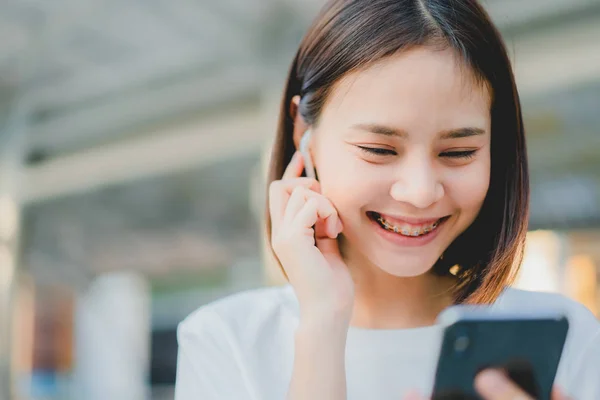 Las Mujeres Asiáticas Feliz Sonrisa Están Escuchando Música Auriculares Blancos — Foto de Stock