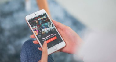 Bangkok, Tayland - 20 Ağustos 2019 : kadınlar akıllı telefon ekranında Netflix uygulamasını kullanıyor. Netflix Tv bölüm lerini ve filmleri izlemek için uluslararası lider abonelik hizmetidir.