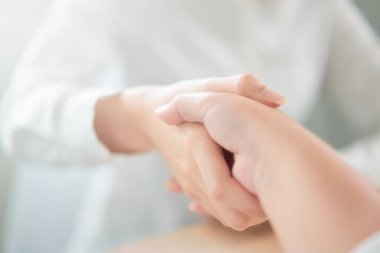 İş görüşmelerinden sonra ortaklık tokalaşması başarılı oldu. Bağlantı anlaşması kavramı.