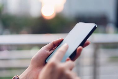 Boş zamanlarında akıllı telefon kullanan bir kadın. Telefonu kullanma konsepti günlük hayatta gereklidir..