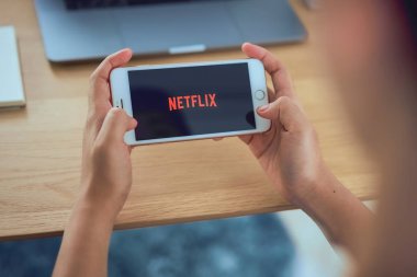 Bangkok, Tayland - 20 Ağustos 2019 : kadınlar akıllı telefon ekranında Netflix uygulamasını kullanıyor. Netflix Tv bölüm lerini ve filmleri izlemek için uluslararası lider abonelik hizmetidir.