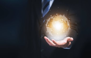 Dünya çapında uluslararası bağlantı için modern daire küresel ağ tutan iş kadını, Teknoloji iot (Düşünce İnternet).