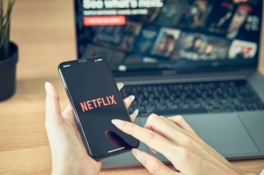 Bangkok, Tayland - 20 Ağustos 2019 : kadınlar akıllı telefon ekranında Netflix uygulamasını kullanıyor. Netflix Tv bölüm lerini ve filmleri izlemek için uluslararası lider abonelik hizmetidir.