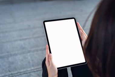 El basılı dijital tablet boş ekran. reklam ürünleri koymak için ekrana mockup.