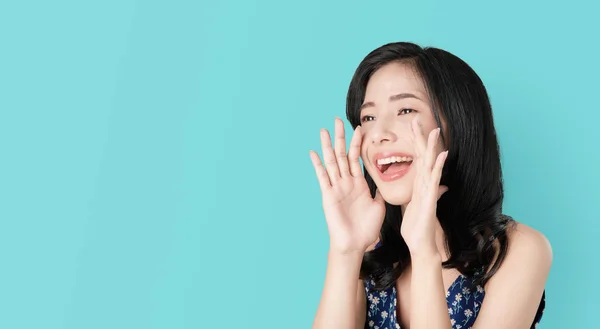 Ελκυστική Νεαρή Ασιατική Γυναίκα Που Ανακοινώνει Χέρια Στο Στόμα Και — Φωτογραφία Αρχείου
