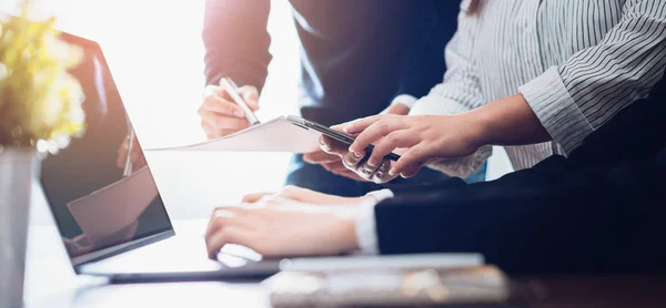 Teamwork Werken Laptop Computer Smartphone Creatief Kantoor Succesvol Zelfverzekerd Business — Stockfoto