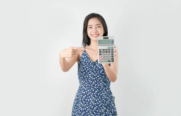Sonrisa Mujer Asiática Apuntando Calculadora Dedo Aislado Sobre Fondo Gris — Foto de Stock