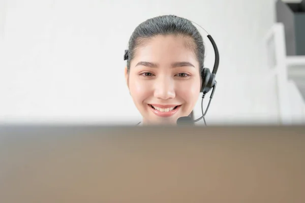 Mujer Asiática Sonriente Consultora Que Usa Auriculares Micrófono Del Operador — Foto de Stock