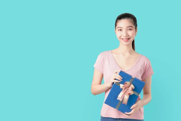 Joven Mujer Asiática Sonriente Camiseta Rosa Sosteniendo Regalo Azul Sobre — Foto de Stock