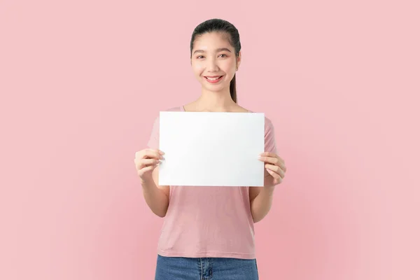 Mujer Asiática Joven Sosteniendo Papel Blanco Con Cara Sonriente Mirando — Foto de Stock