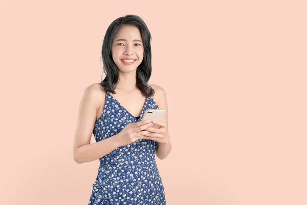 Joven Sonriente Mujer Asiática Sosteniendo Teléfono Inteligente Aislado Sobre Fondo — Foto de Stock