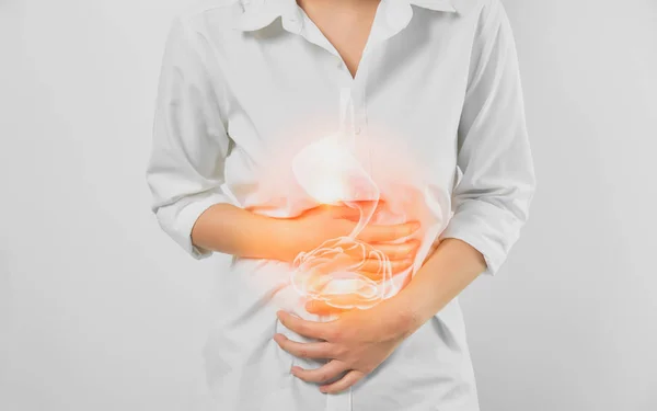 妇女手触摸腹部和胃痛患有慢性胃炎在白色背景 医疗保健理念 — 图库照片