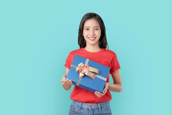 Joven Mujer Asiática Sonriente Camiseta Roja Sosteniendo Regalo Azul Sobre — Foto de Stock