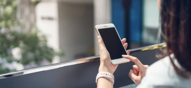 Boş zamanlarında akıllı telefon kullanan bir kadın. Telefonu kullanma konsepti günlük hayatta gereklidir..