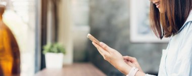 Boş zamanlarında akıllı telefon kullanan bir kadın. Telefonu kullanma konsepti günlük hayatta gereklidir..