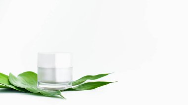 Beyaz serum şişe ve krem kavanoz, Güzellik ürün markası mockup. Beyaz arka planda üst görünüm.