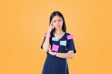 Asya iş kadınları sıkı çalışmadan baş ağrısı hissi, Turuncu arka plan üzerinde, vücut üzerine notlar gönder.